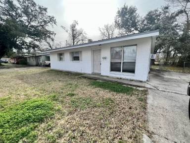 Main picture of 1608 Clover Dr