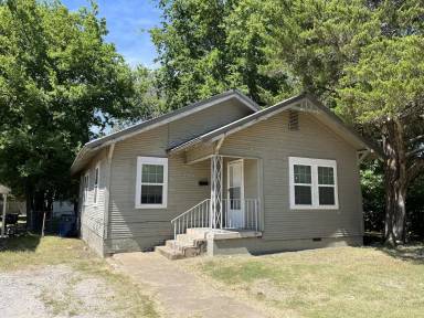 Main picture of 1004 E 8th St