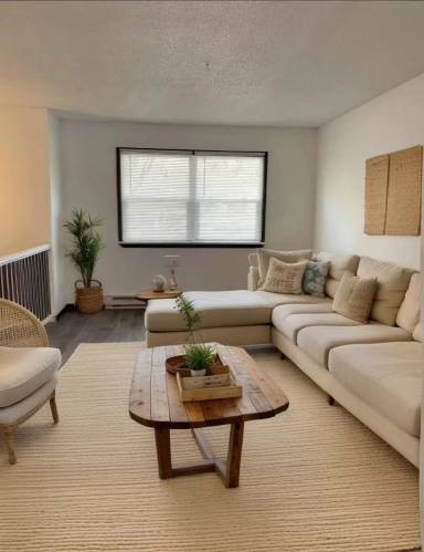 Main picture of 1004 La Crosse St