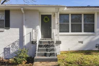 Main picture of 215 Donna Dr