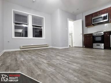 Main picture of 4070 N Kenmore Ave