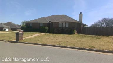 Main picture of 700 NW 172nd St
