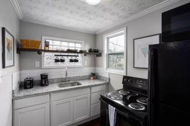 Main picture of 984 Heyl Ave
