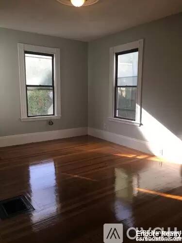 Main picture of 10 Saunders St