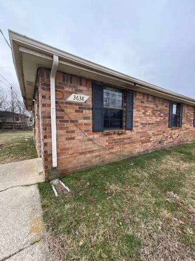 Main picture of 3636-38 Village Trl
