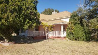Main picture of 701 W 9th St