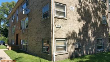 Main picture of 2704 E 76th St