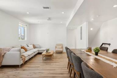 Main picture of 1326 W 35th Pl