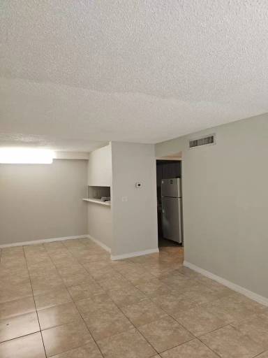 Main picture of 913 W Oak Ridge Rd