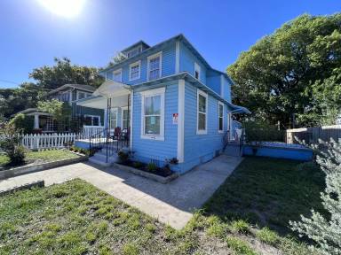 Main picture of 905 E 24th Ave