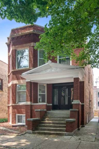 Main picture of 1056 N Leavitt St