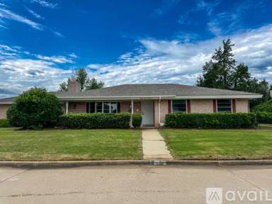 Main picture of 2700 SW 85th St