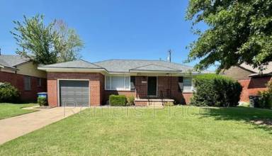 Main picture of 1045 E 53rd St