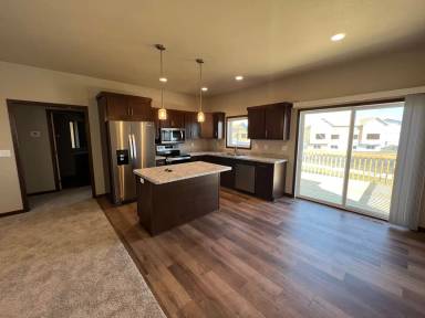 Main picture of 750 Prairie Ave