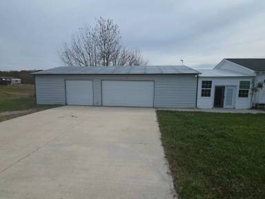 Main picture of 124 Lake Ln