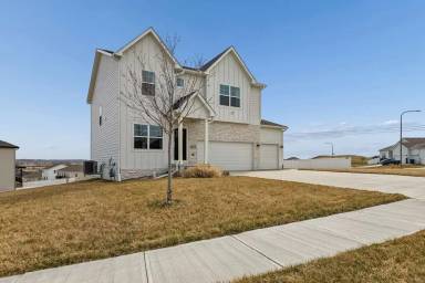 Main picture of 8811 S 65th St