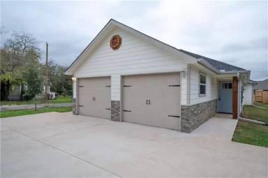 Main picture of 800 N Throckmorton St