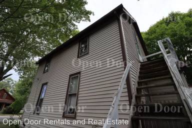 Main picture of 115 1/2 Washington St