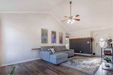 Main picture of 395 Paris Dr