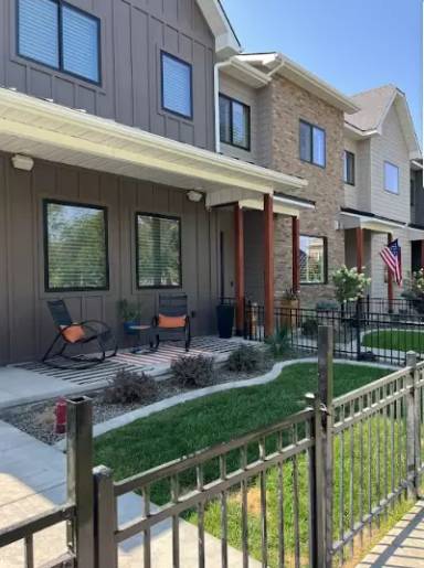 Main picture of 162 4th Ave E