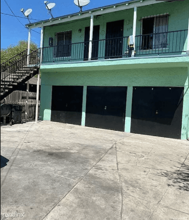 Main picture of 711 E 55th St