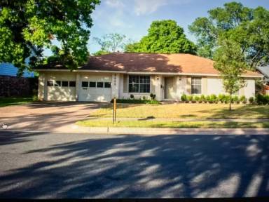 Main picture of 2402 Laramie Trl