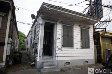Main picture of 124 N Galvez St