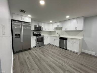 Main picture of 4725 SW 62nd Ave