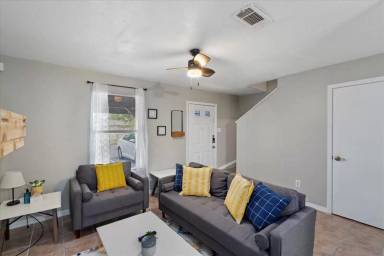 Main picture of 200 Laurel Dr