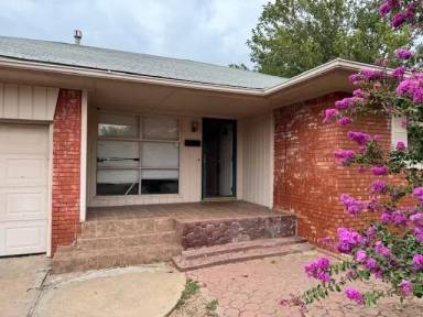 Main picture of 2829 Lakeside Dr