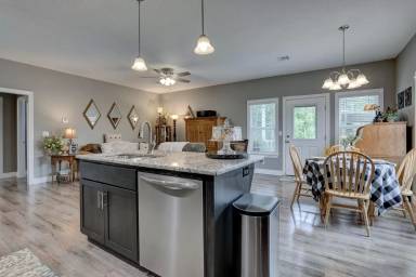 Main picture of 629 Applewood Ln