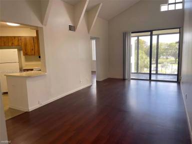 Main picture of 210 Lake Pointe Dr
