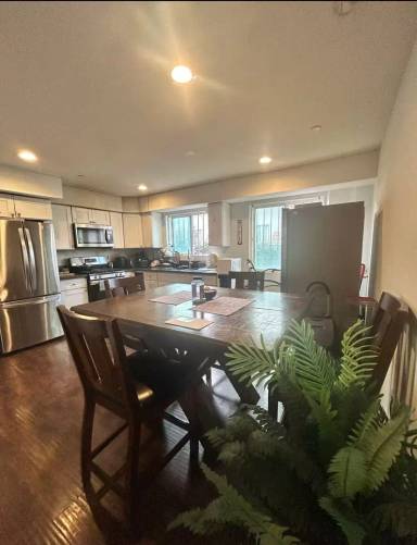 Main picture of 1440 W 35th St