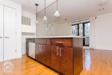 Main picture of 180 Scholes St