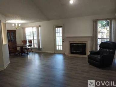 Main picture of 525 Longwood Ln