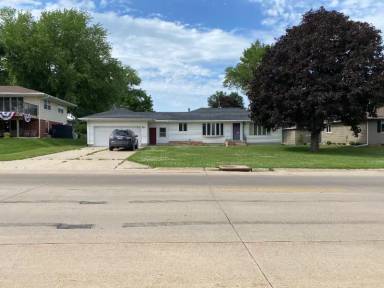 Main picture of 211 E Lake St