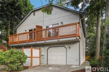 Main picture of 850 NE 123rd St