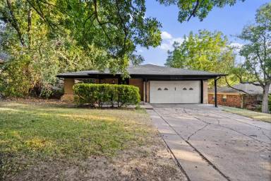 Main picture of 809 Burleson St