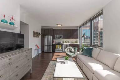 Main picture of 839 N Dearborn St