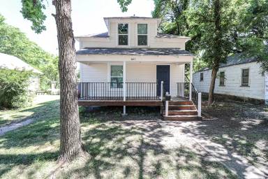Main picture of 621 E 3rd St