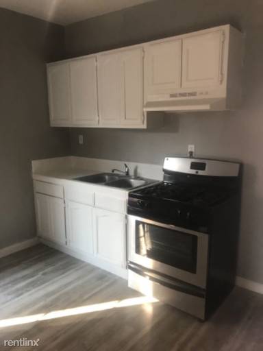Main picture of 965 1/4 W 42nd Pl