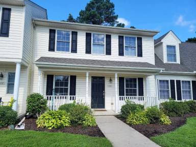 Main picture of 405 Lindenhurst Ct