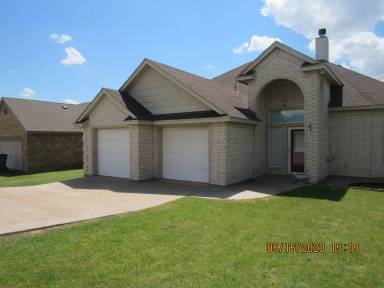 Main picture of 307 SE Camelot Dr