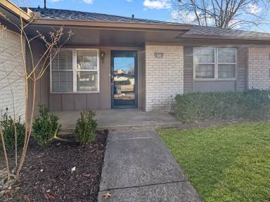Main picture of 6710 E 69th St