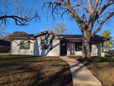 Main picture of 3010 Canterbury Cir