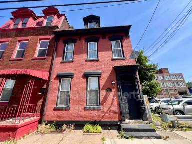 Main picture of 1815 Locust St