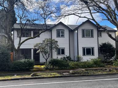 Main picture of 830 W 5th Ave