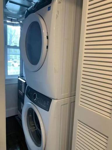 Main picture of 389 Centre St