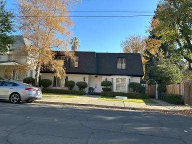 Main picture of 643 College St