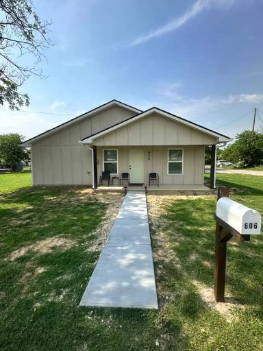 Main picture of 606 W Duncan Ave